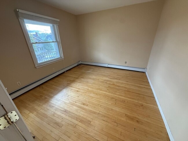 Building Photo - SHORT TERM WINTER RENTAL ONLY!!!!!