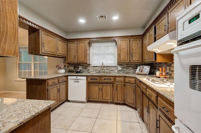 Building Photo - 9009 Lakeaire Dr