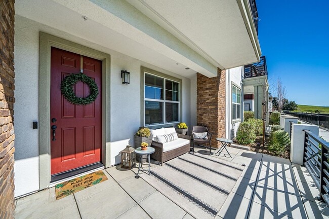 Building Photo - Jordan Ranch Townhouse 4 bed / 3.5 bath, G...