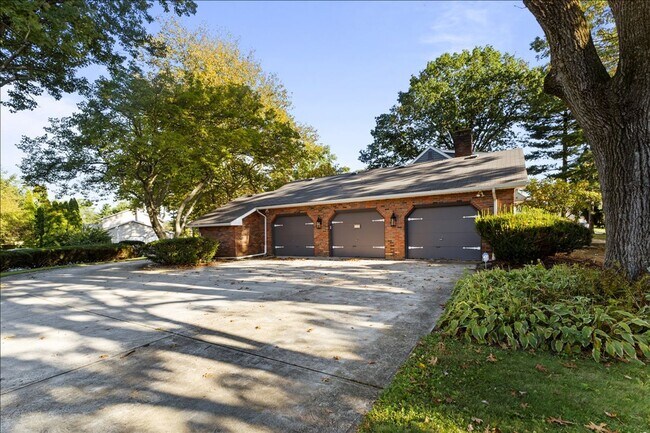 Building Photo - Magnificent 6 bedroom house in desirable Hanover Township!