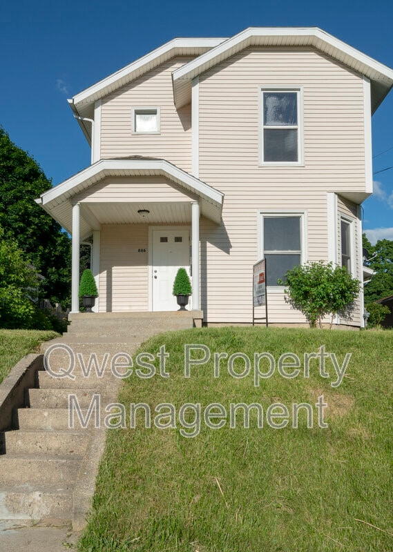 Building Photo - 806 Emerald Ave NE