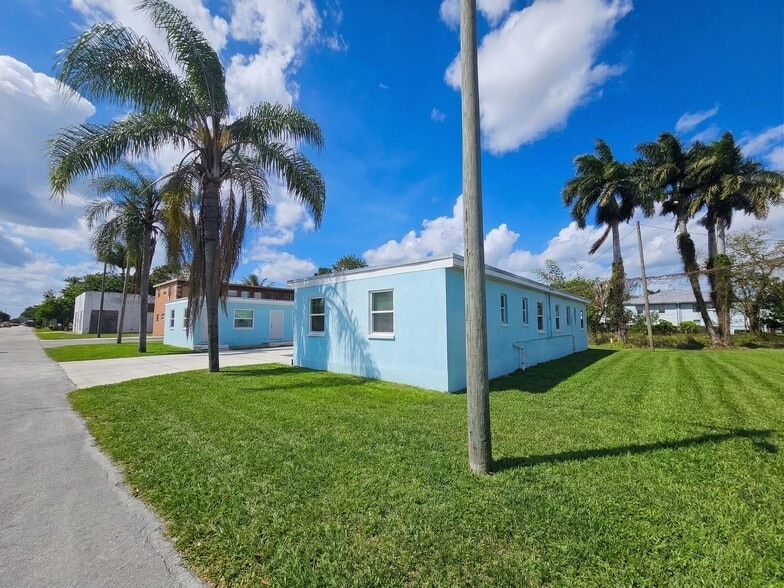 Building Photo - 625 W Ave A