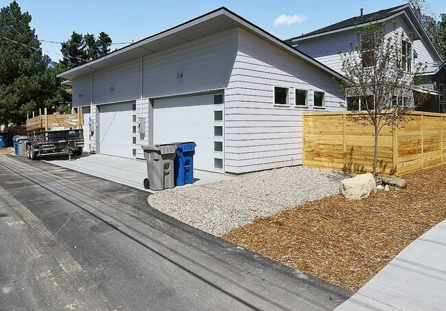 Building Photo - 2805 W Pleasanton Ave