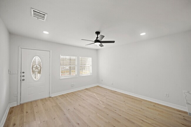 Building Photo - 3501 Farmer St