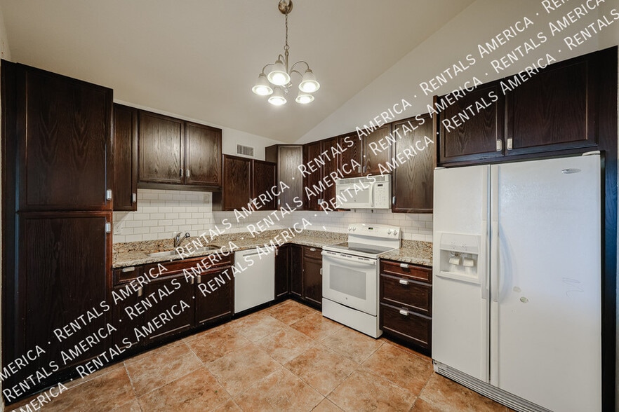 Building Photo - 712 N Santa Barbara