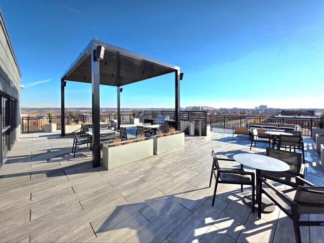 Building Photo - 737 Swann Ave