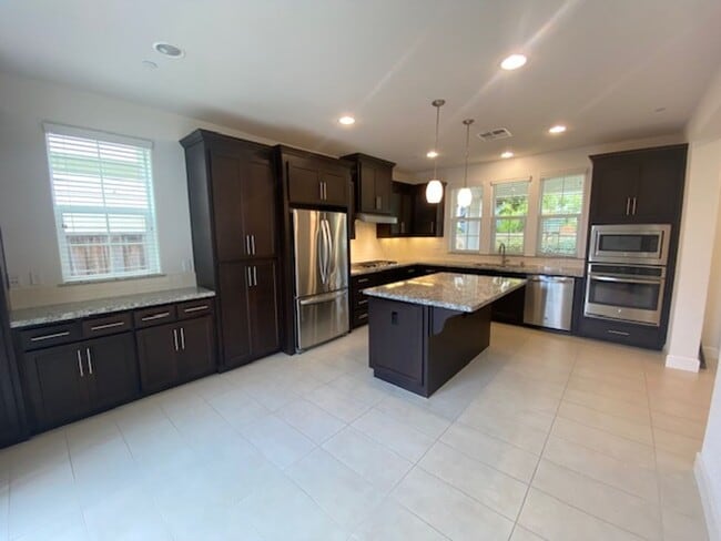Building Photo - Beautiful Marina Home!