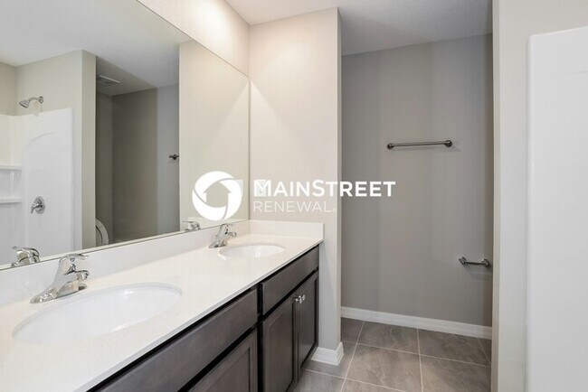Building Photo - 5 Bedroom Pet-Friendly Home in Mascotte, FL with Main Street Renewal
