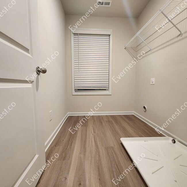 Building Photo - 210 Venture Dr