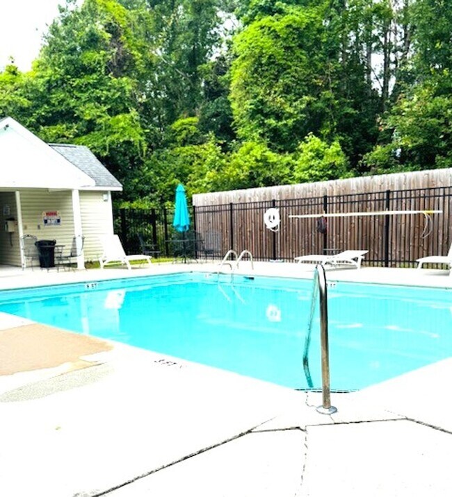 Building Photo - CORNERSTONE ~ RENOVATED CONDO ~ 2 BED, 2 B...