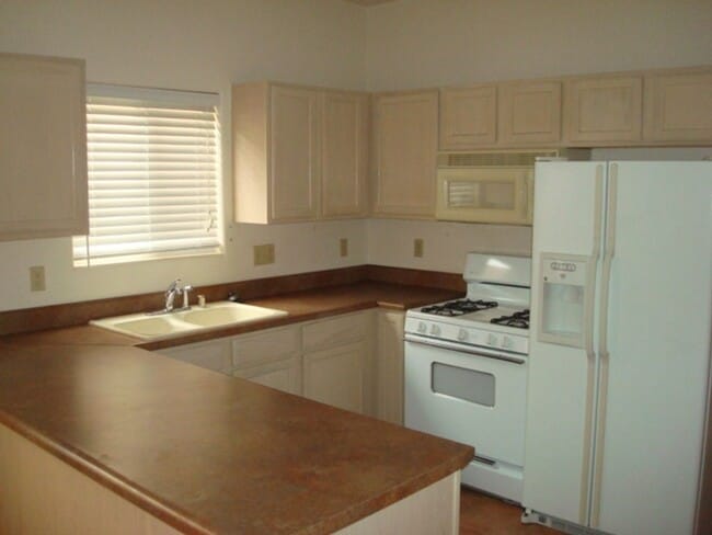 Building Photo - Cute Townhouse in Desirable Area- Close to...
