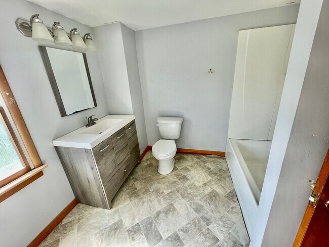 Building Photo - Coraopolis 3 Bedroom, 2 Bath House with De...