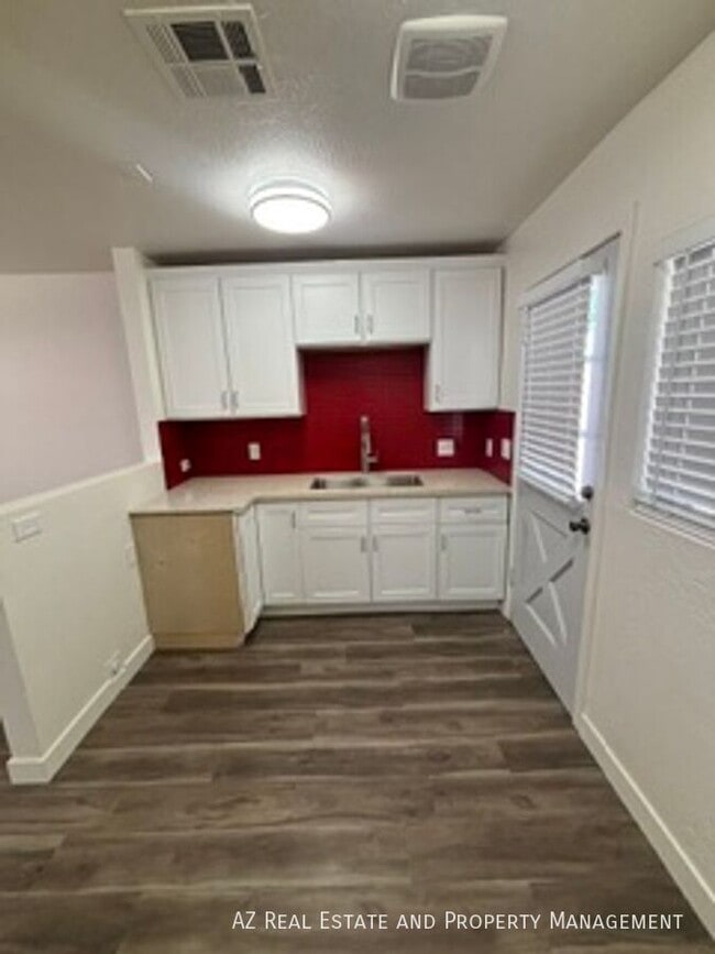 Building Photo - 502 E Cody Dr