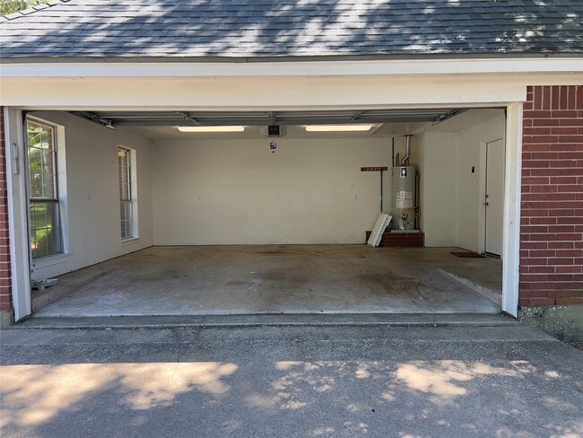 Building Photo - 1800 Carriage Run W