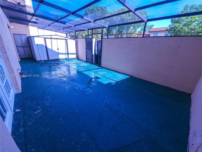 Building Photo - 10907 N Kendall Dr