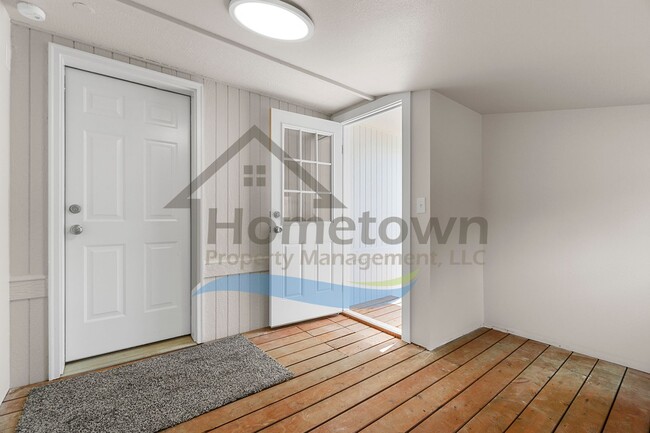 Building Photo - 2 Bedroom 1 Bath Home with Off-Street Park...