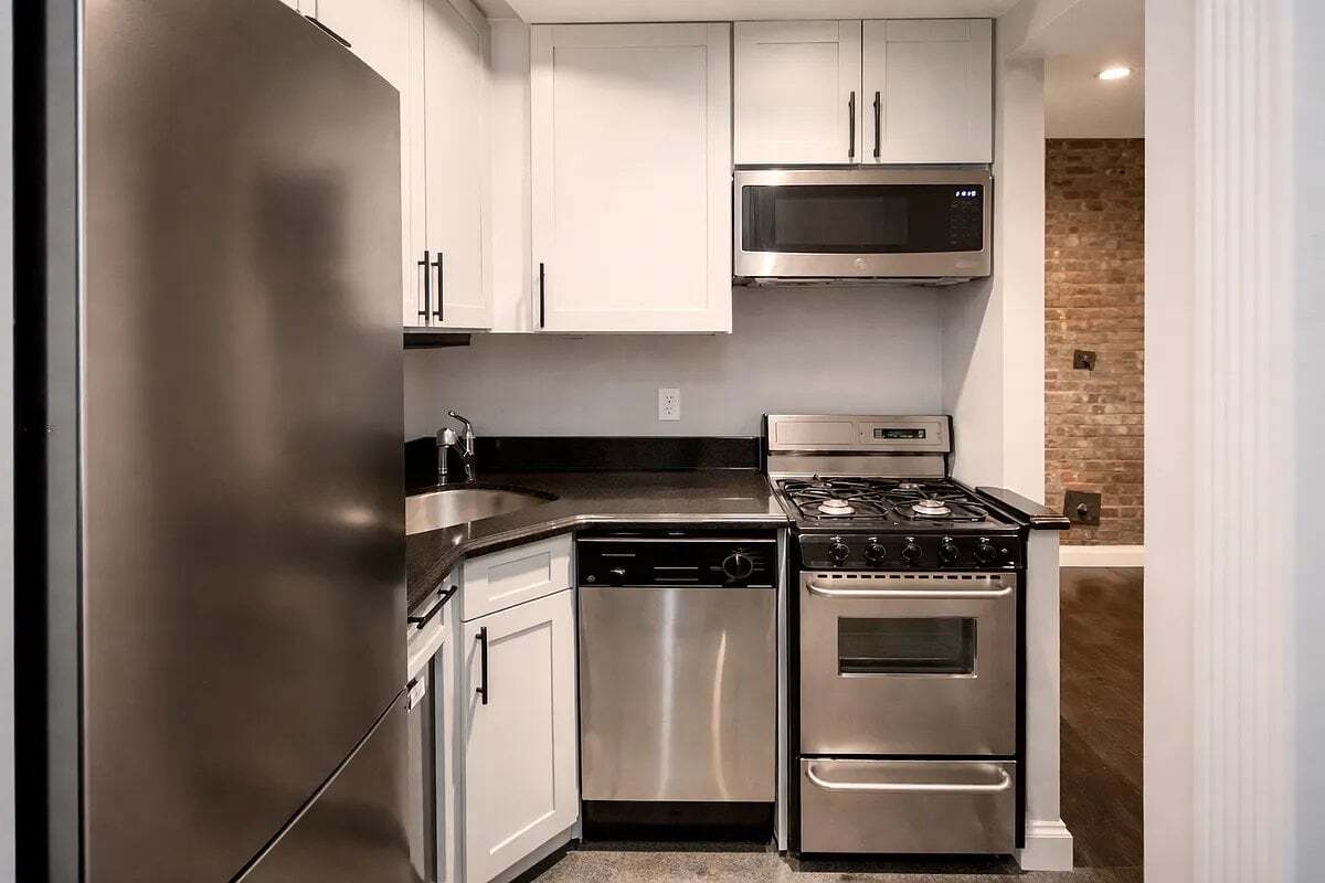 Building Photo - 250 E 50th St