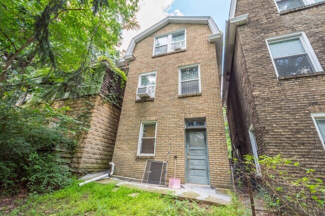 Building Photo - Sensational 2 bedroom home in Beechview available May 1!