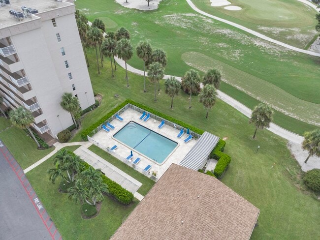 Building Photo - 200 Jacaranda Country Club Dr