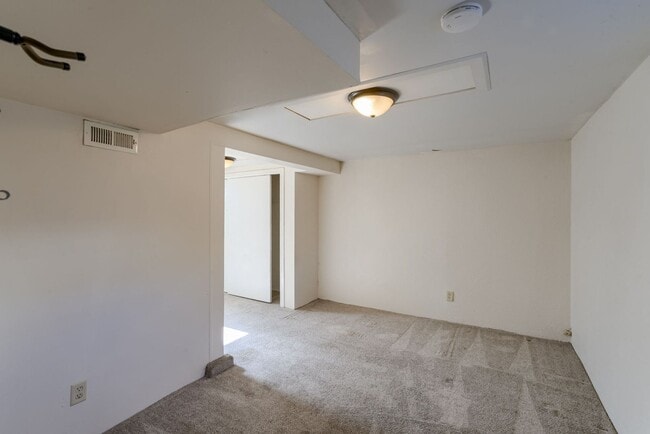 Building Photo - Great Location Close To Aksarben Village!!