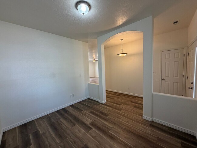 Building Photo - 519 Harvest Ln