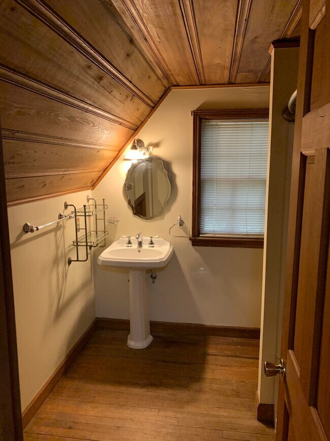 Building Photo - Lovely home in the Haymount Area - Available 4/15/2026