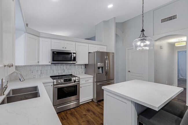 Building Photo - 4 Bedroom/2 Bathroom Remodeled home with S...