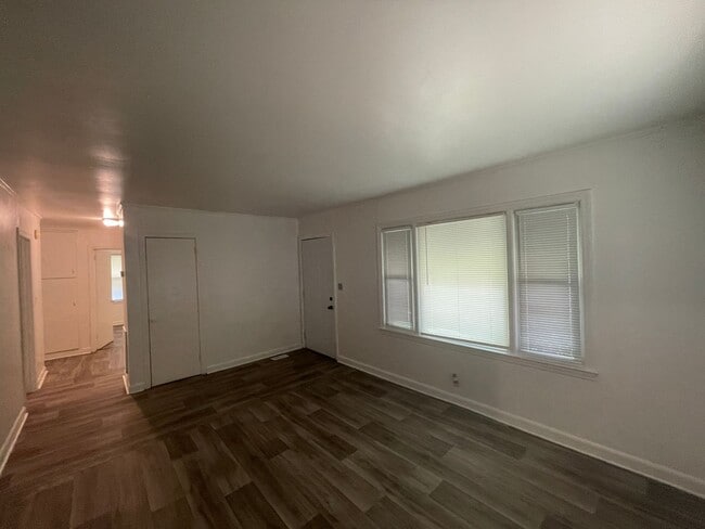 Building Photo - 3 bedroom 1 bathroom house available