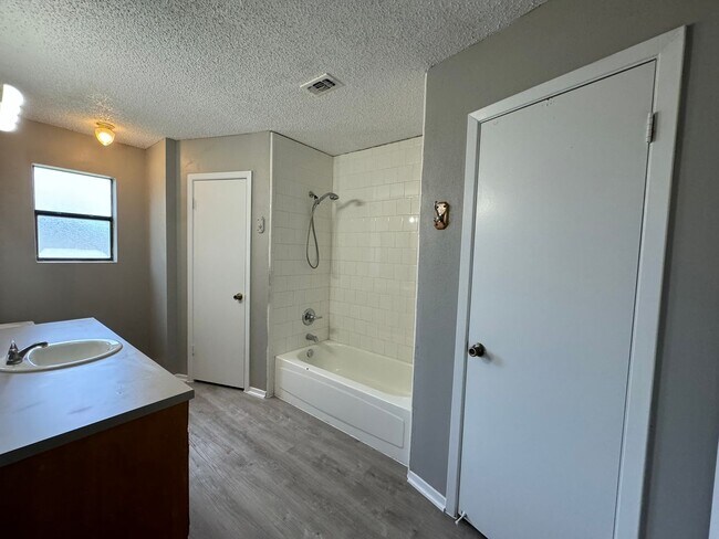 Building Photo - 3 bedroom 2 bath Refreshed