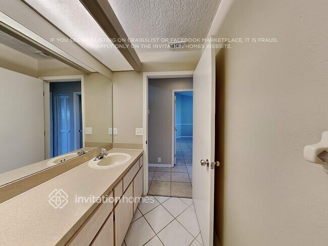 Building Photo - 14228 Spanish Wells Dr