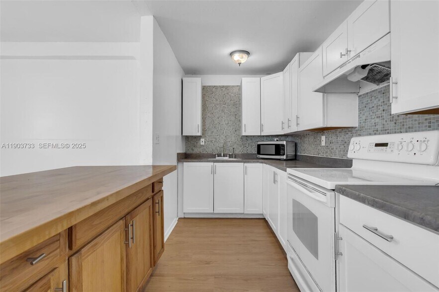 Building Photo - 2809 SW 23rd Ter