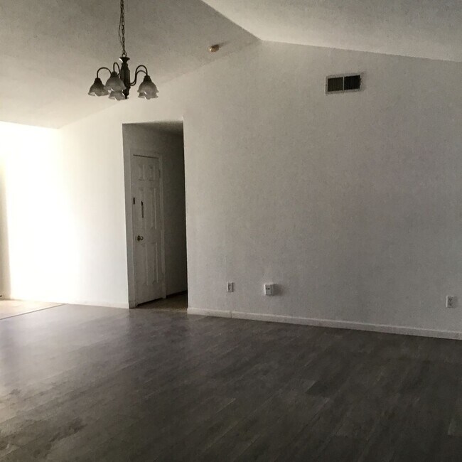 Building Photo - 2673 Cherry St