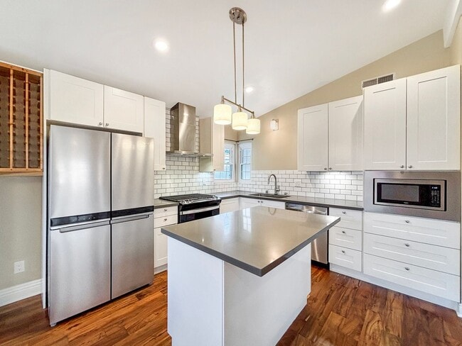 Building Photo - Charming & Spacious 3BD/2BA House in Clair...