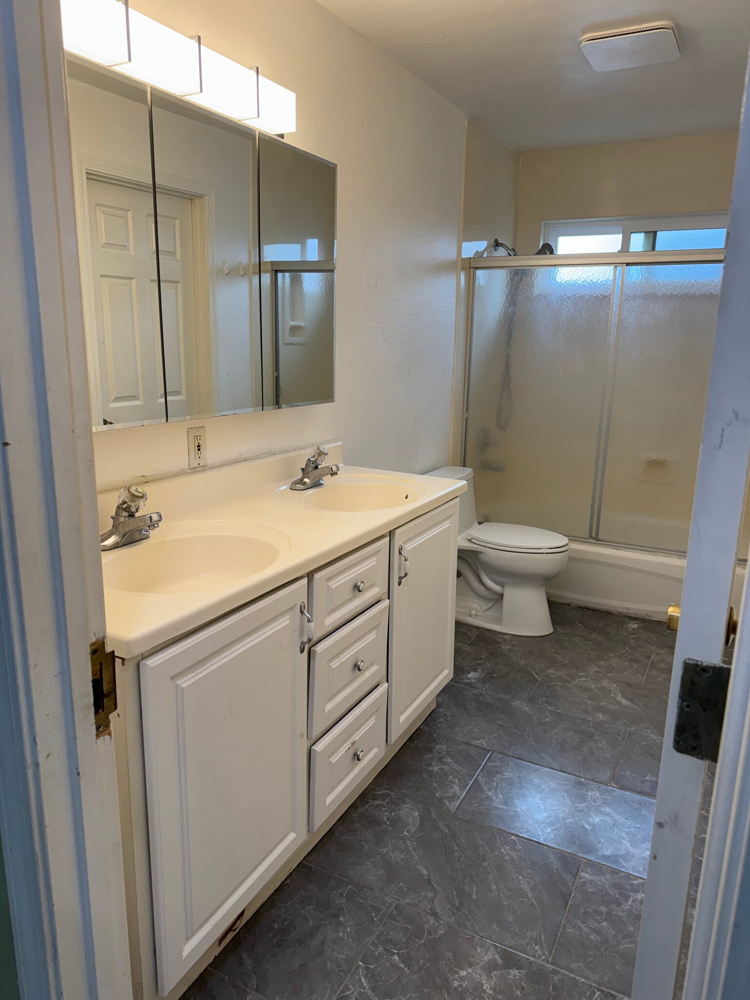 Building Photo - 852 Kellogg Ave