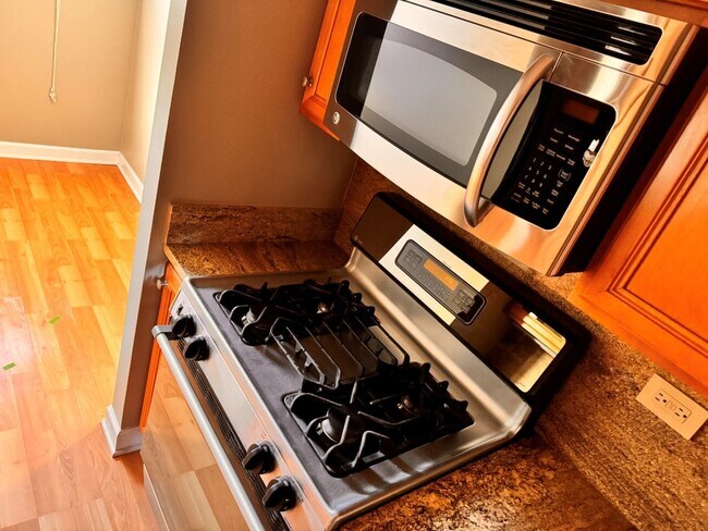 Building Photo - 2212 Country Club Dr