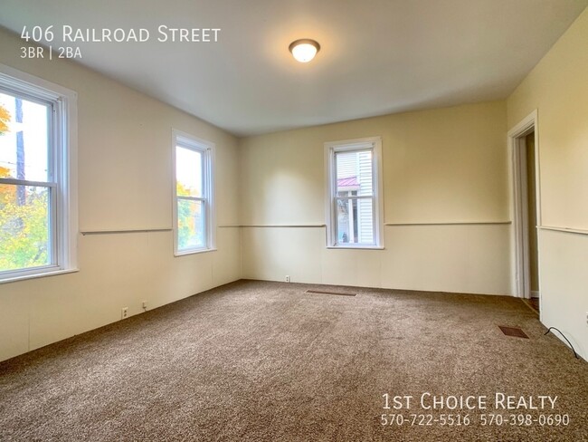 Building Photo - 406 Railroad St