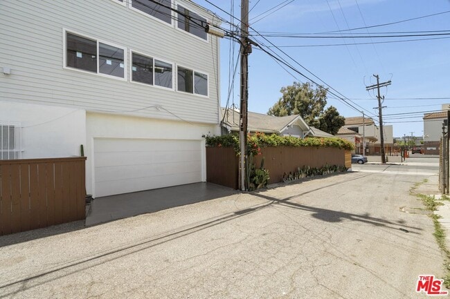 Building Photo - 320 4th Ave