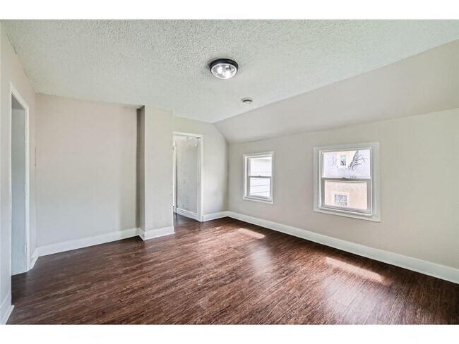 Building Photo - 911 Sims Ave