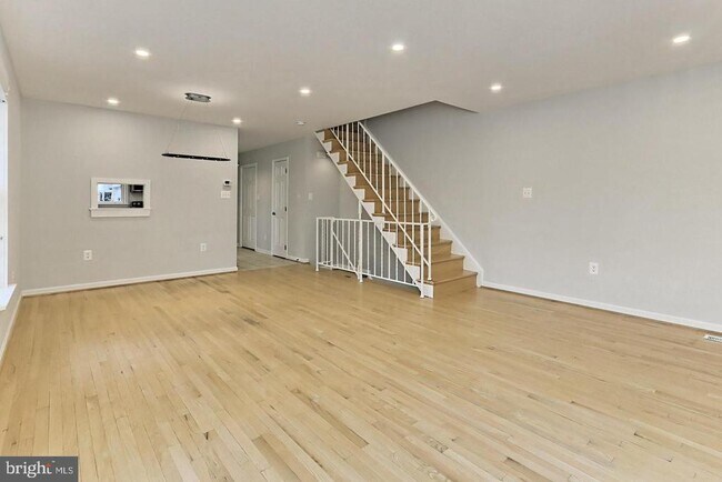 Building Photo - 1024 N Monroe St