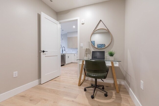 Building Photo - 1 bedroom den for 9/1 with garage parking!