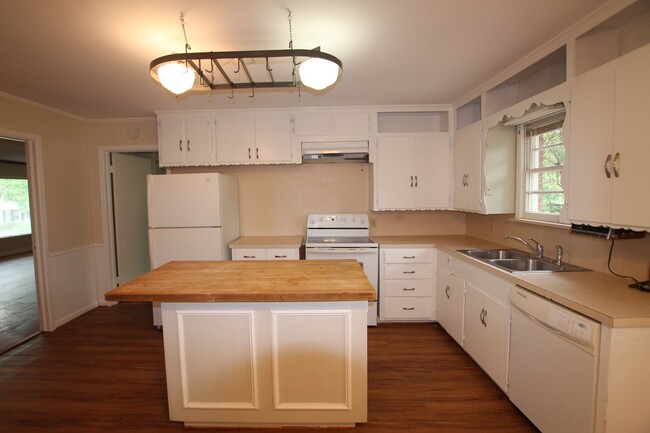 Building Photo - Coming Soon! Beautiful 4 Bedroom, 2 Bathro...