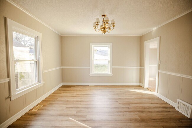 Building Photo - Beautiful three bedroom spacious house wit...