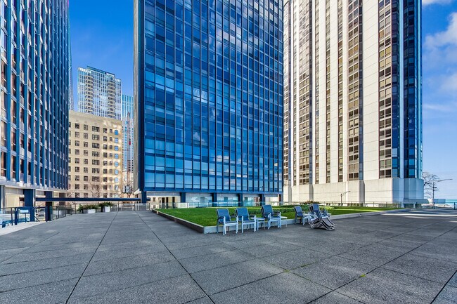 Building Photo - 910 N Lake Shore Dr