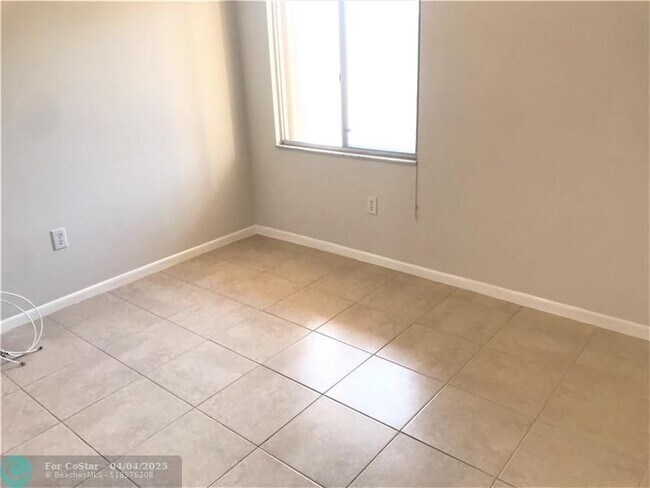 Building Photo - 1351 SW 141st Ave