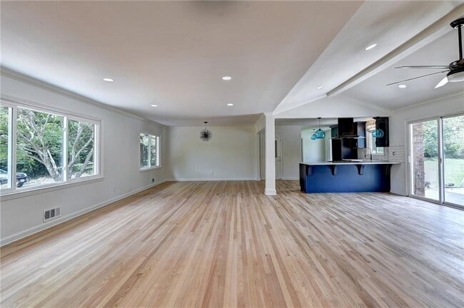 Building Photo - 6085 Glenridge Dr