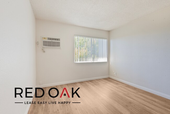 Building Photo - Amazing Top Floor One Bedroom with Spaciou...