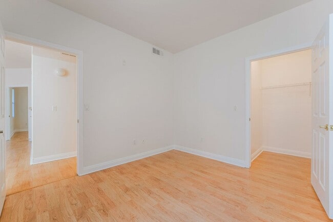 Building Photo - Move-in ready 2-bedroom 2-bath condo in th...