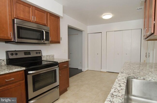 Building Photo - 3335 Oakshade Ct