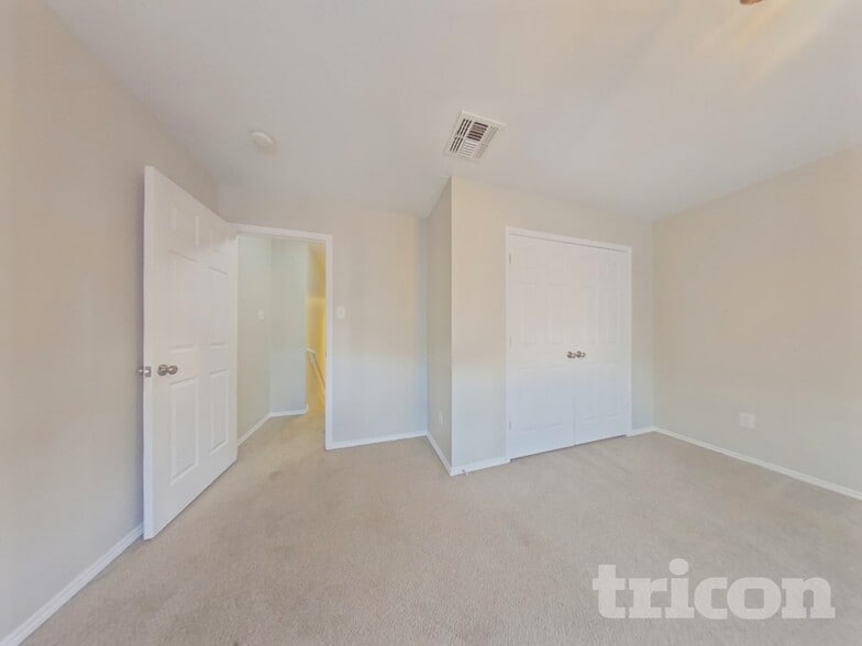 Building Photo - 3005 Glenrose Dr