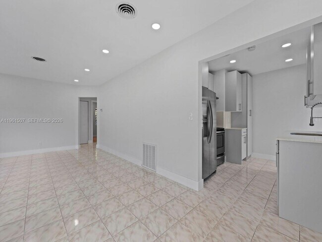 Building Photo - 104 E 58th St